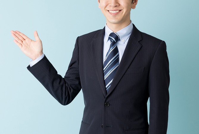 手を横に出している男性