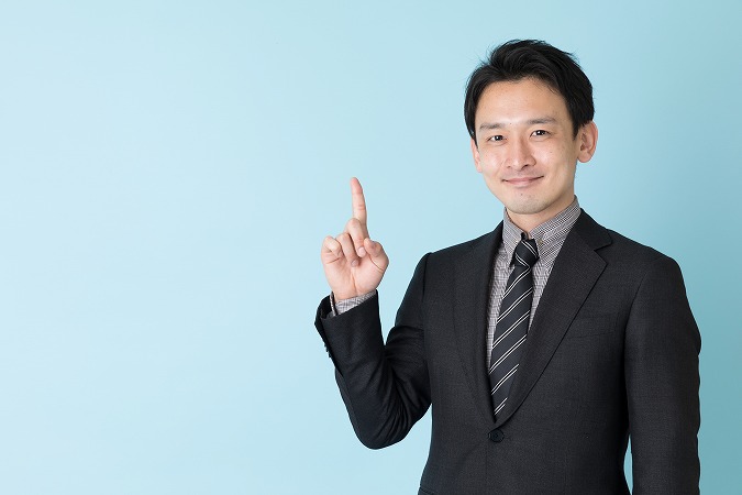 人差し指を出す男性