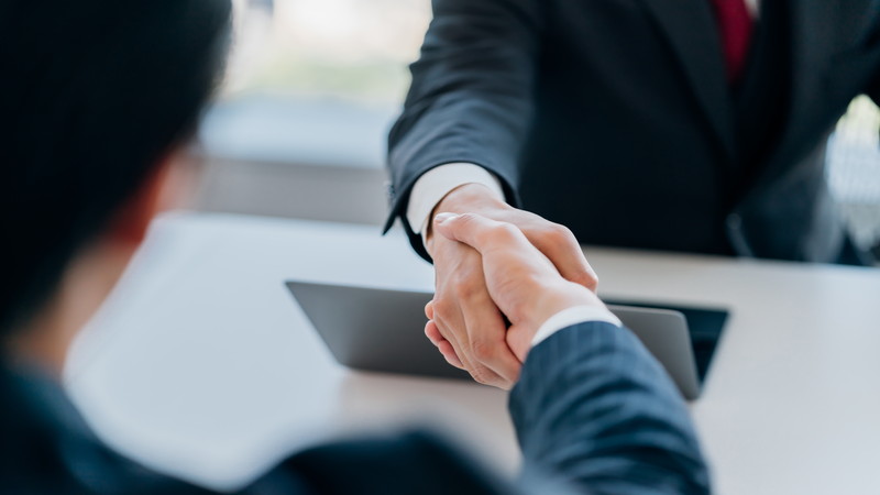 手を握っている人